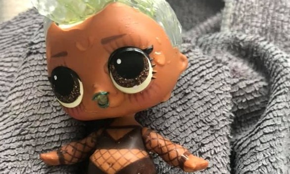 Pais descobrem que bonecas escondem roupas íntimas ao serem mergulhadas na água