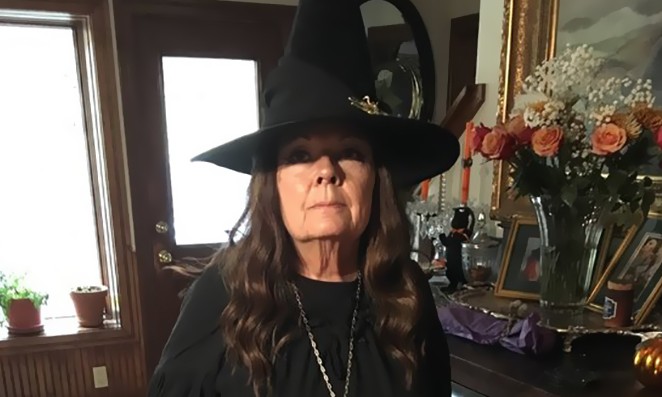 Obituário para a bruxa Holly Blair viraliza por ser ridiculamente divertido