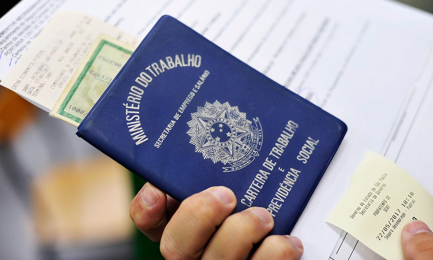Suspensão de contrato de trabalho pode reduzir 13º salário à metade este ano