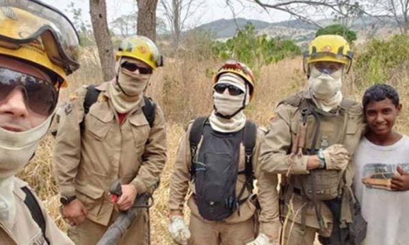 Garoto serve água e emociona bombeiros durante incêndio na mata