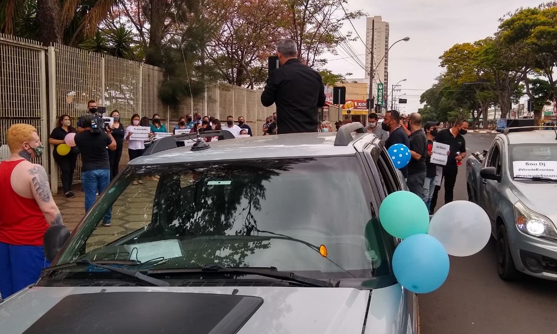 Carreata mobiliza dezenas de pessoas a favor do retorno de eventos