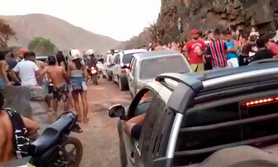 Ponte de Peixoto é interditada para pancadão e polícia aparece no final