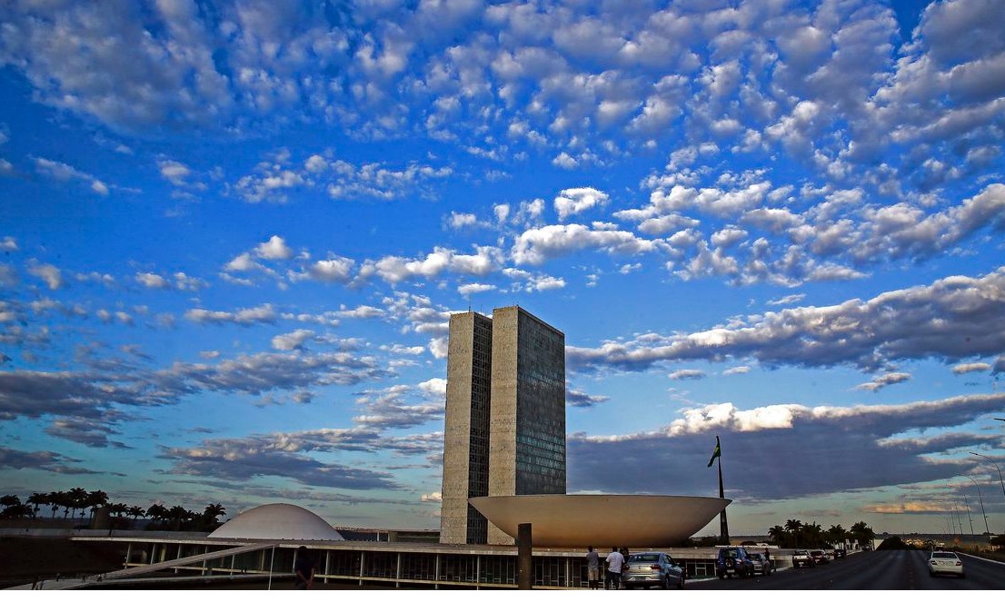 Senado proíbe corte de bolsas de estudo até 2021; projeto vai à Câmara