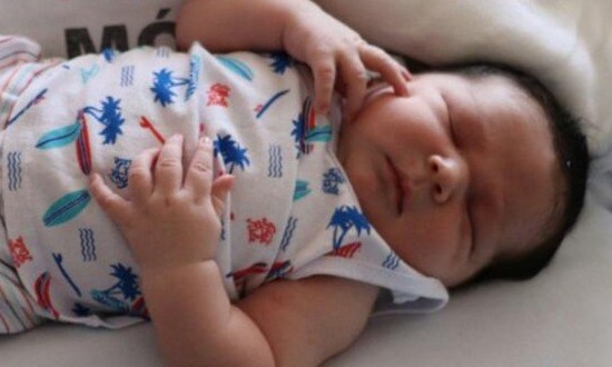 Bebê com quase 6 kg não cabe nas roupinhas e mãe precisa de doações