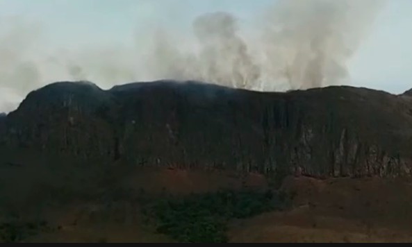 Fogo destrói posto de gasolina, mas bombeiros evitam explosões de tanques