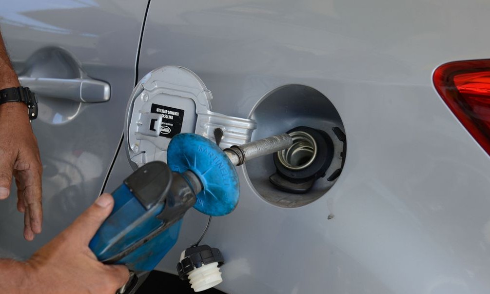 Petrobras reduz preço da gasolina em 4% nas refinarias; nos postos não