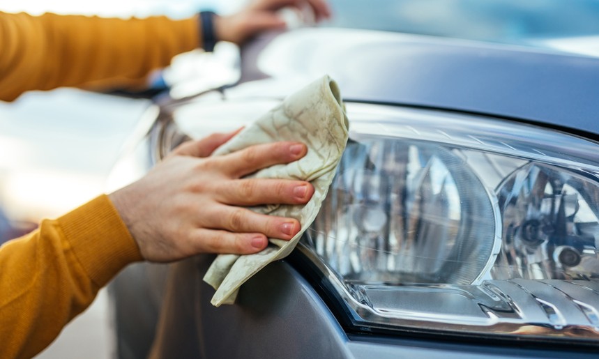 Saiba como limpar o farol do carro amarelado com o tempo de um jeito simples