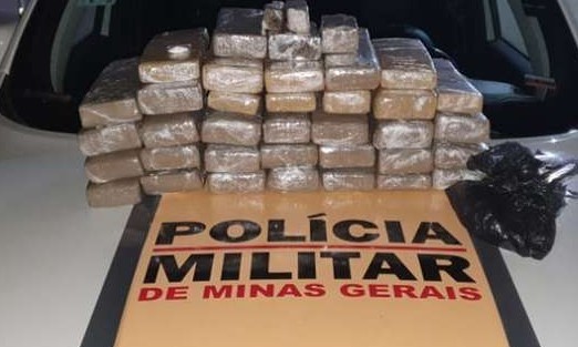 Polícia apreende 30 kg de maconha e prende duas pessoas em Paraíso