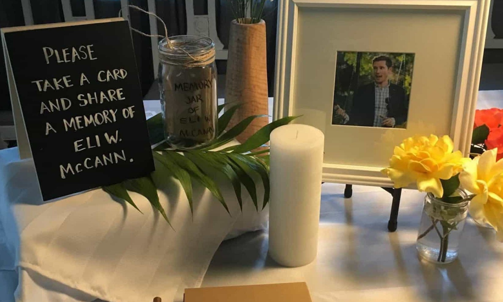 Homem vai a sua festa e descobre que lhe prepararam... um funeral