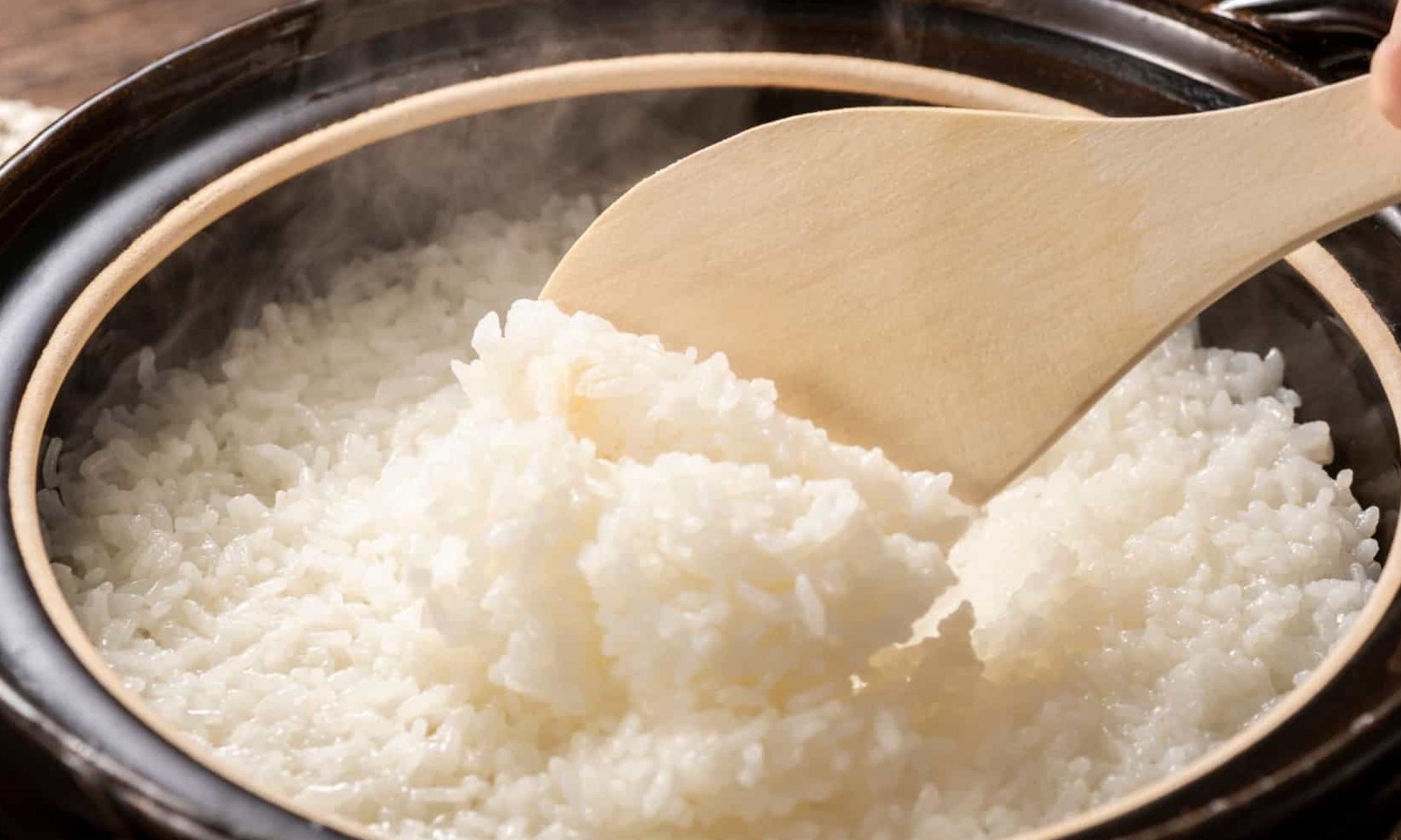 Queimou o arroz? Aprenda um pequeno truque para recuperar o sabor