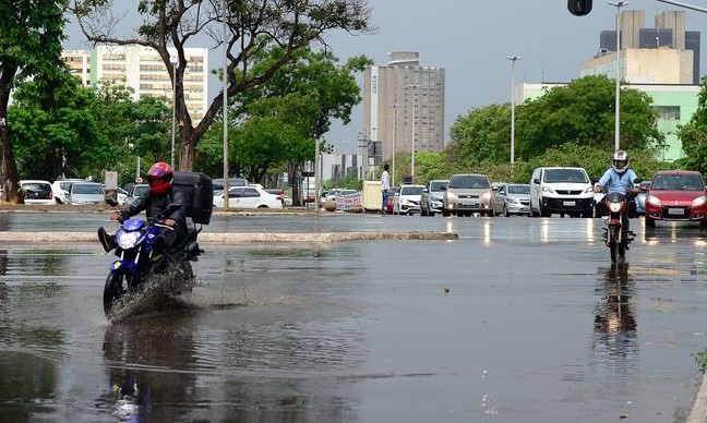 Chuva deve atingir várias regiões do país neste fim de semana prolongado