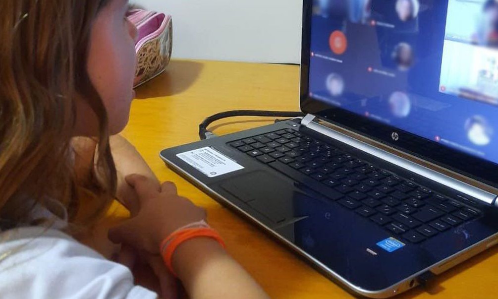 Crianças relatam saudade de contato próximo com professores e colegas
