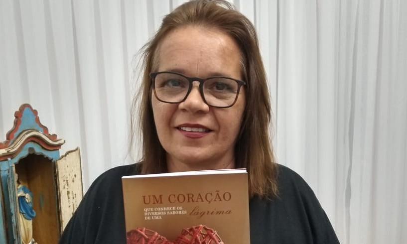 Servidora da Prefeitura de Franca escreve livro que conta passagens de vida