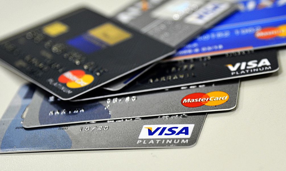 Juros do cheque especial sobem e taxas do rotativo caem em setembro