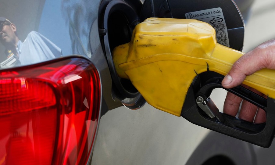 Preço da gasolina nos postos sobe pelo 5º mês e retoma nível de março