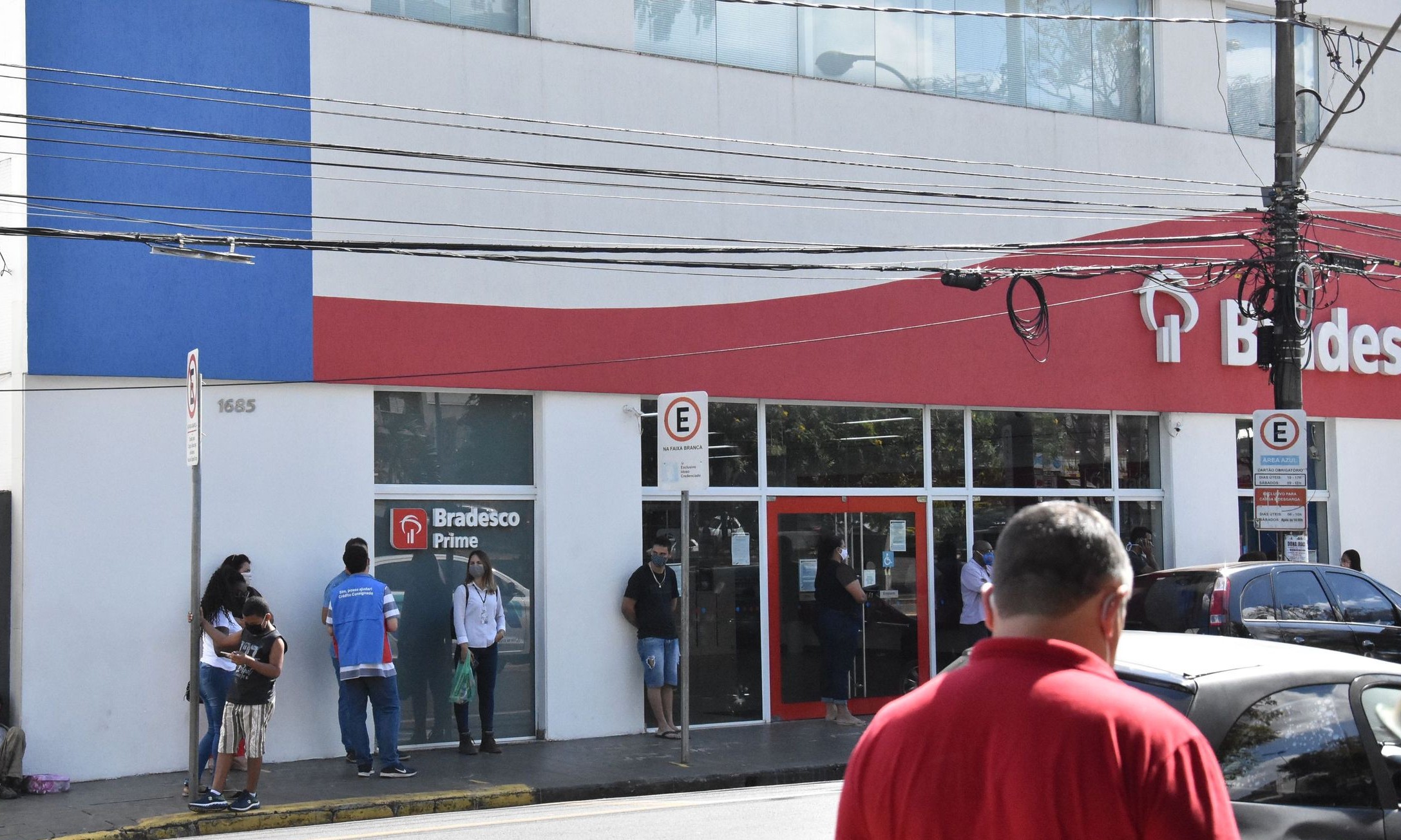 Lojas e bancos fecham na segunda-feira
