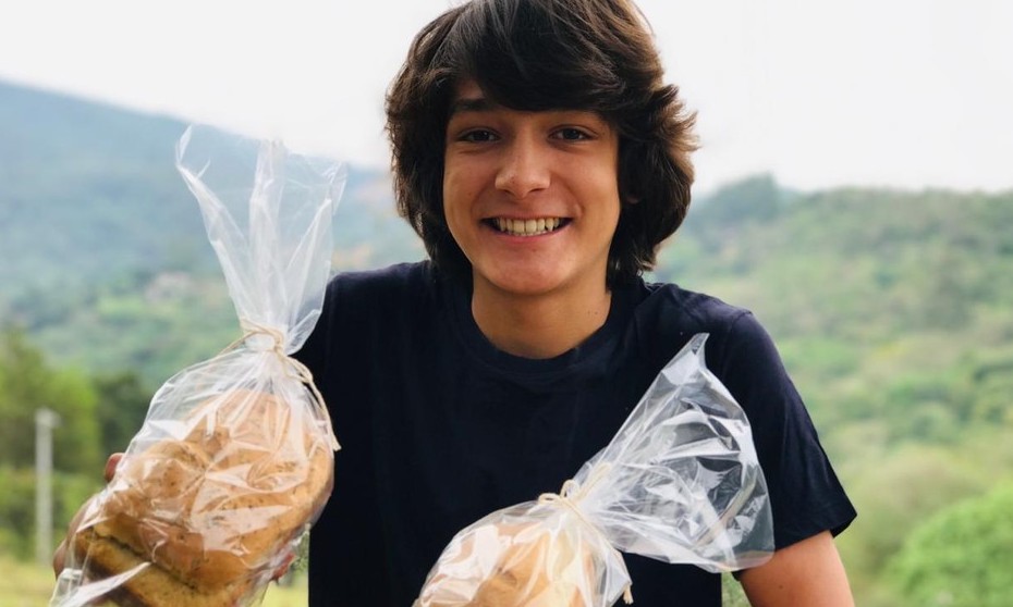 Garoto de 13 anos compra piano com dinheiro da venda de pães caseiros