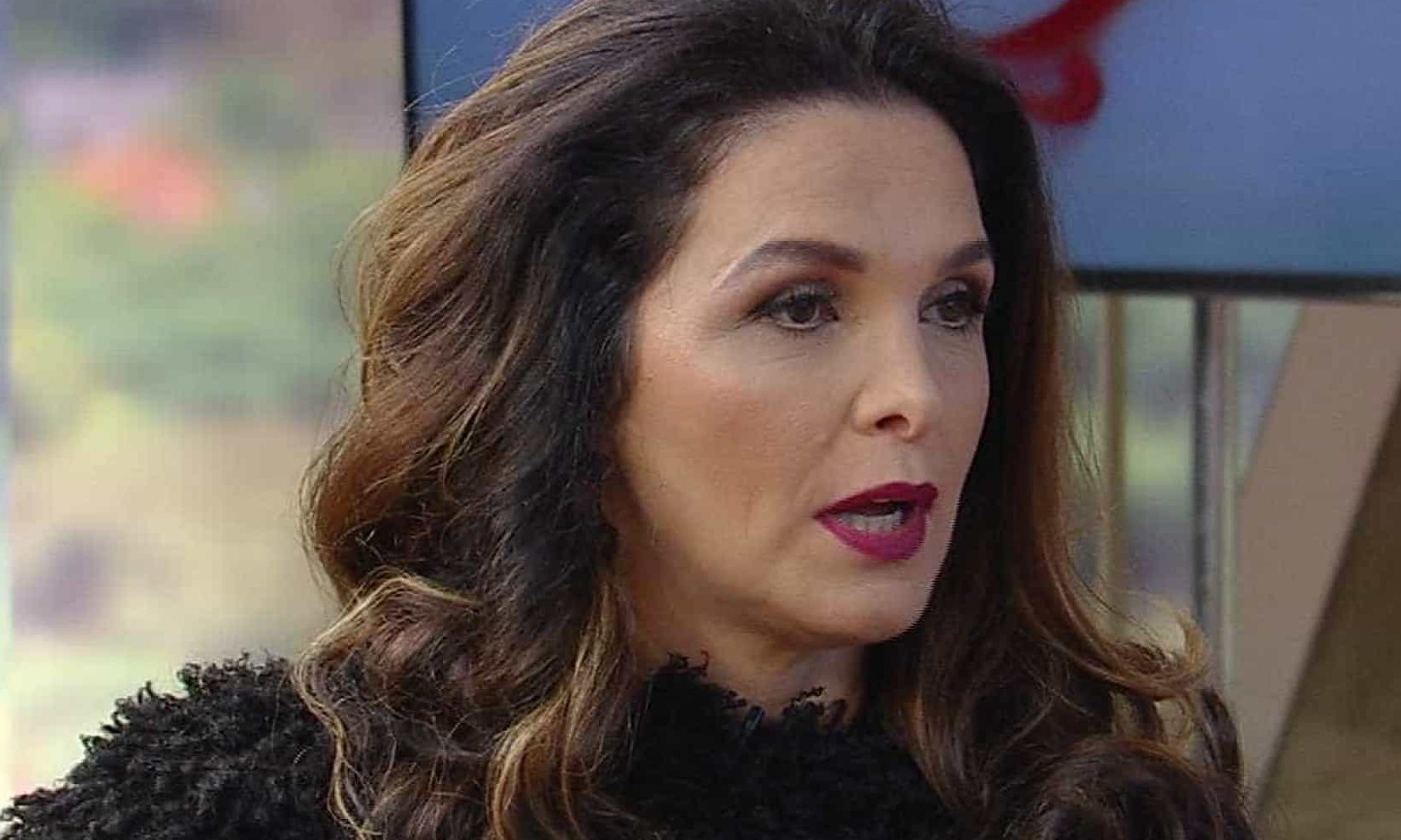 Luiza Ambiel tenta burlar regra de 'A Fazenda' durante 'Hora do Faro'