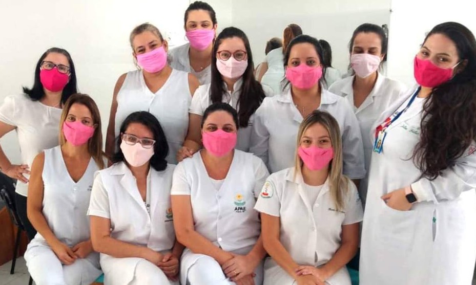 ​APAE se mobiliza a favor do outubro rosa com uso de máscaras e camisetas
