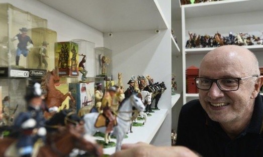 Colecionador tem mais de 300 brinquedos sobre o Velho Oeste