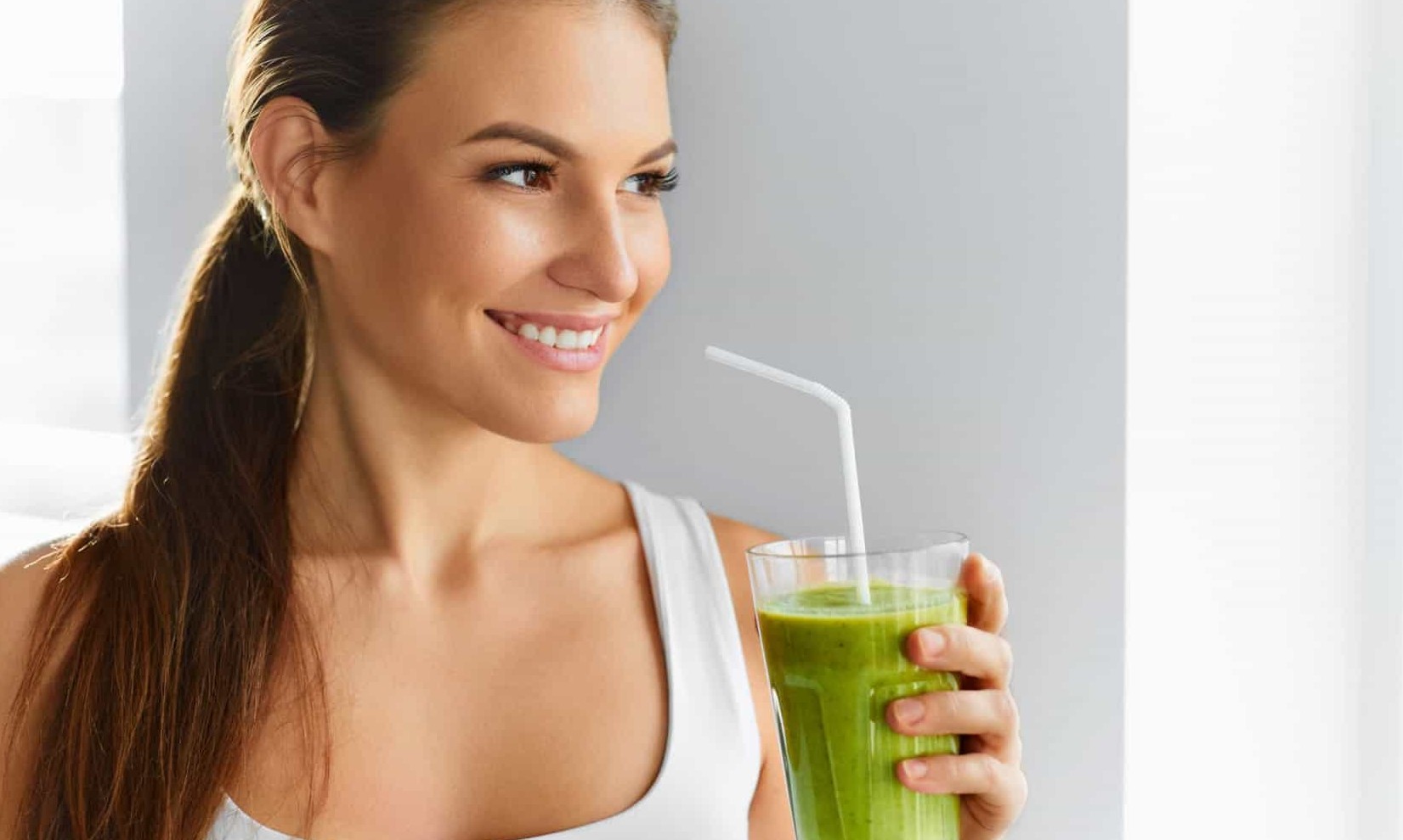 Conheça o suco verde capaz de dar uma pele sem rugas e luminosa