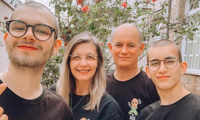 Francano tirou uma selfie por dia durante um ano para registrar cura do câncer