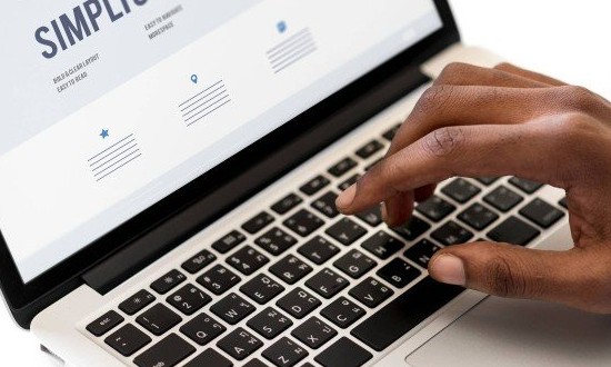 Trabalho em casa exige estrutura; veja os direitos no contrato da internet