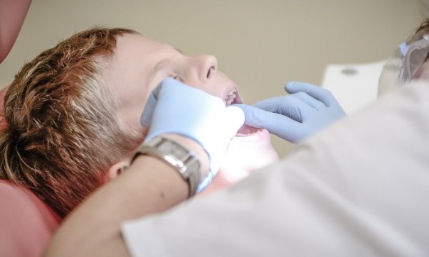 USP Ribeirão orienta pais sobre queda de dentes das crianças