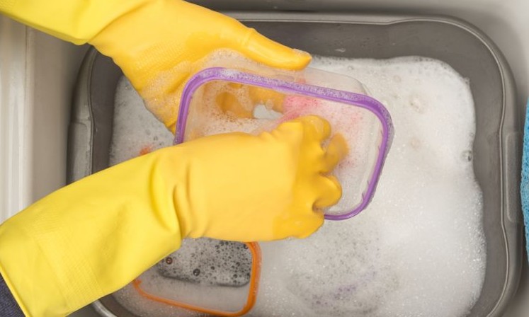 Saiba como limpar vasilhas plásticas amareladas com truques simples