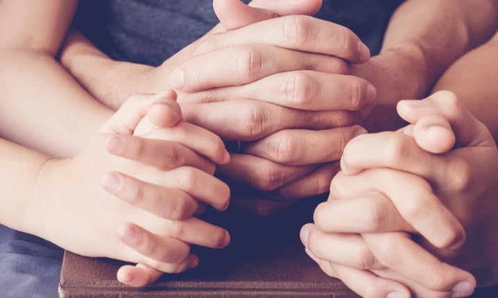 Família abençoada: aprenda orações para ter um lar iluminado e feliz