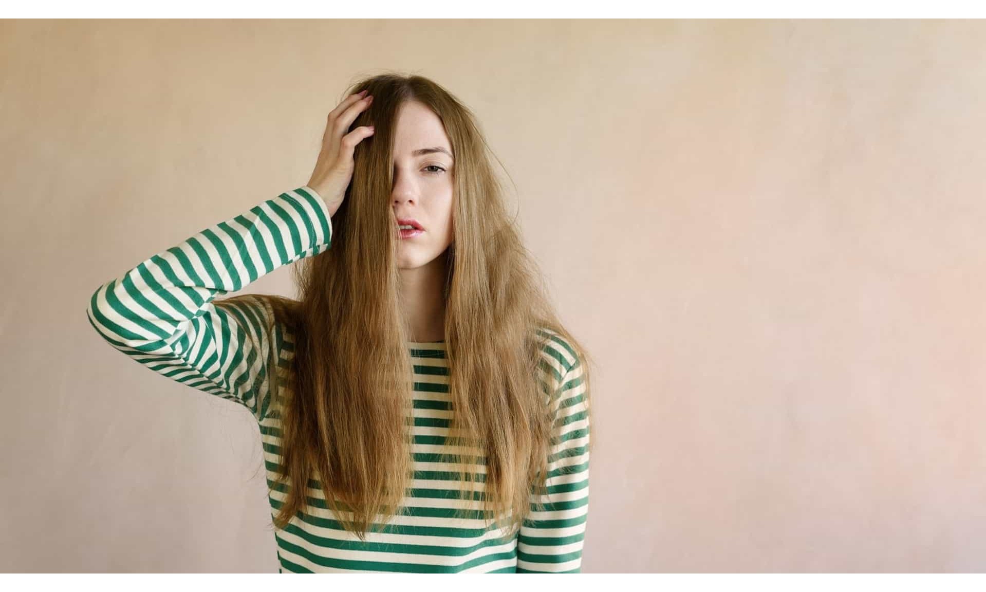 Cabelo seco e quebradiço? Experimente esta máscara simples e revigorante