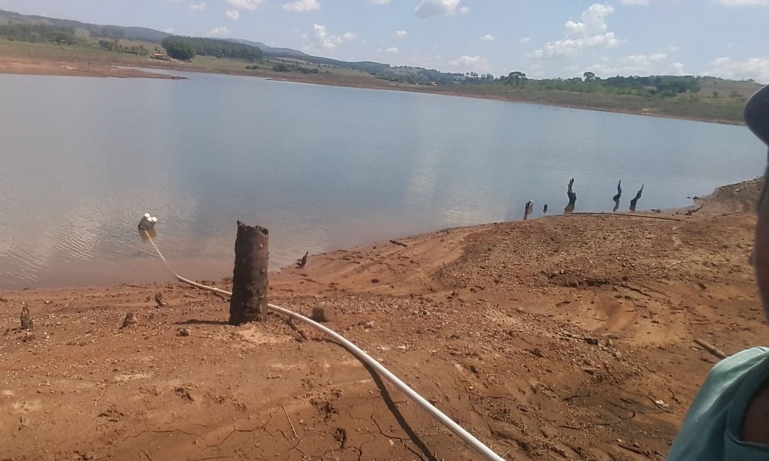 Seca no rio Grande deixa sitiantes e rancheiros desesperados na região