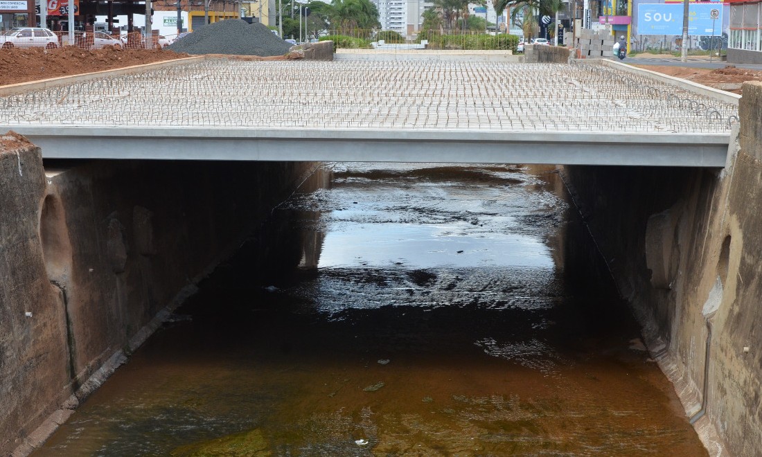 Ponte no Complexo Viário Champagnat começa a receber vigamento