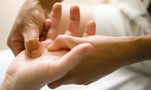 Estresse, dor e mais… Saiba porque você deve fazer uma massagem nas mãos