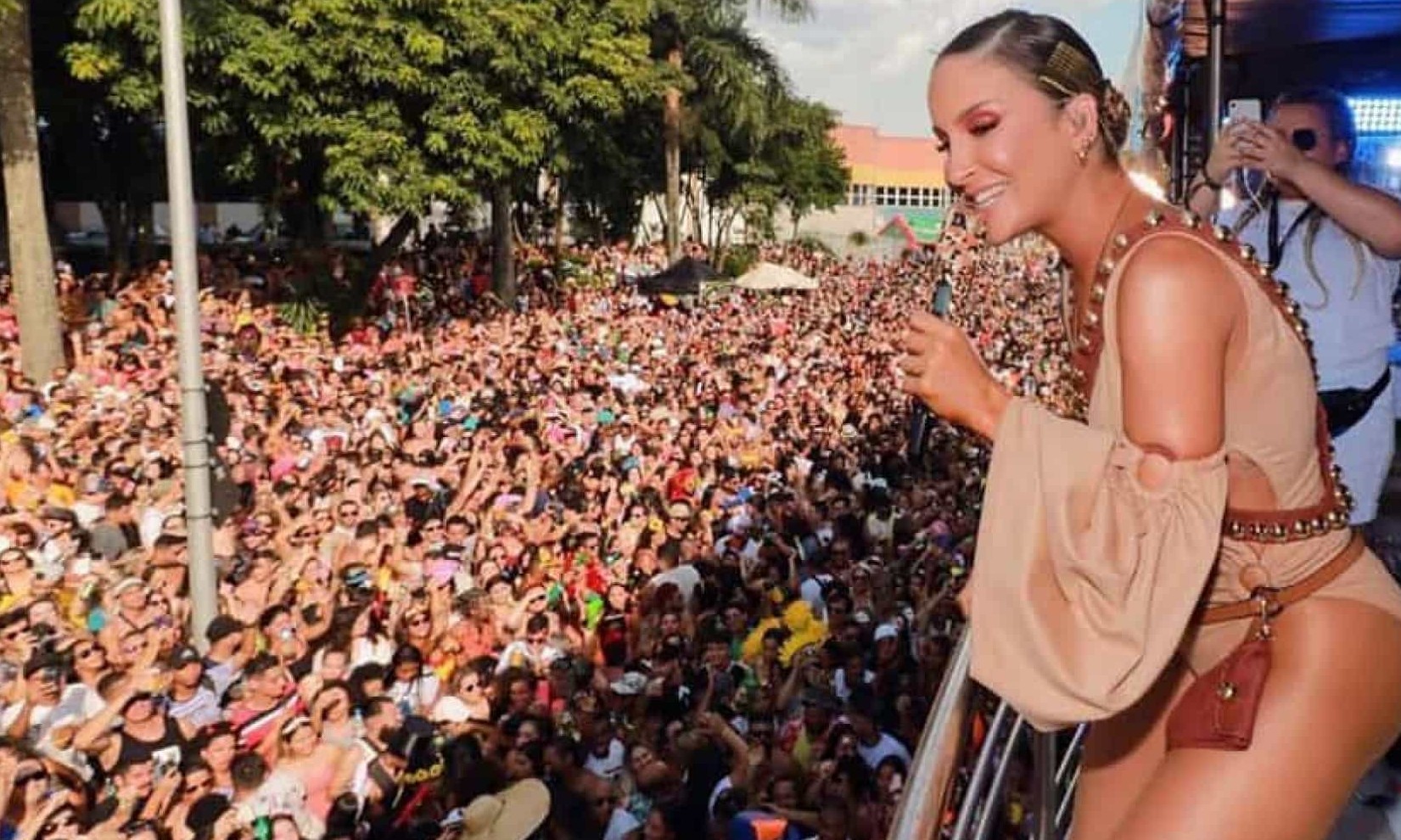 Claudia Leitte terá trio elétrico e comandará Carnaval nos EUA em 2021