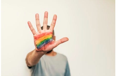 Denunciado homem que relacionou vacina contra Covid à homossexualidade