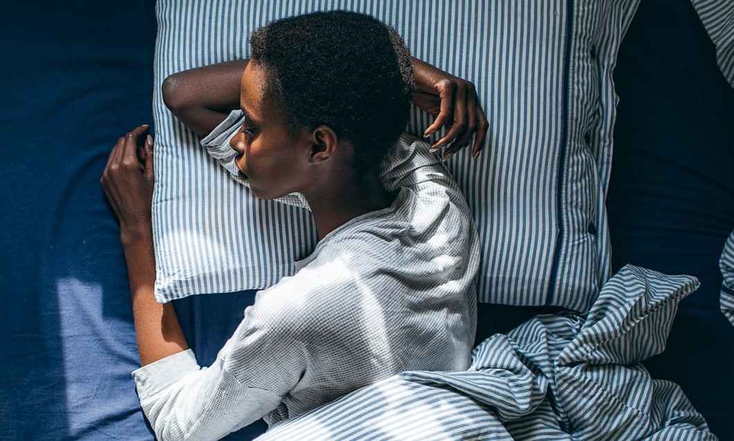 Dorme sobre o braço? É bom ouvir o que diz essa especialista do sono