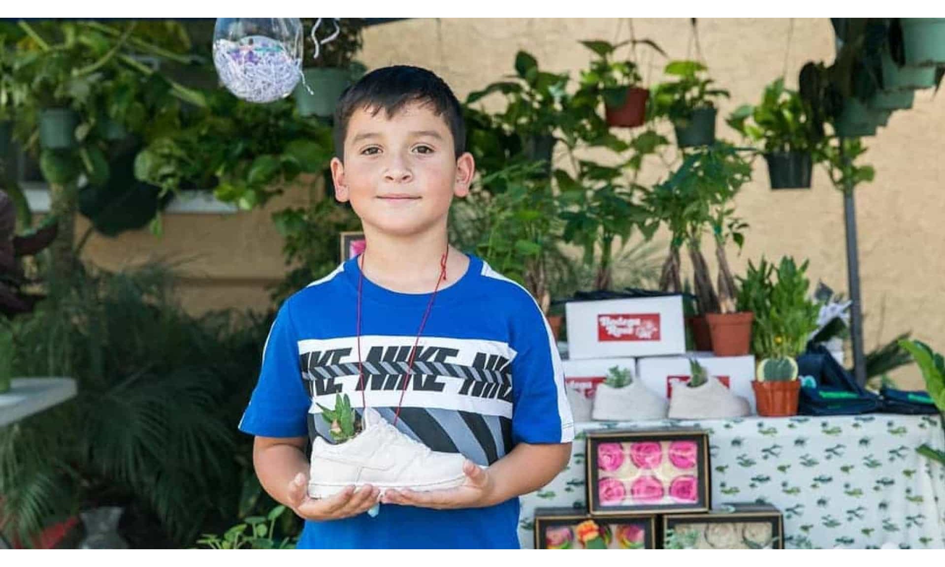 Negócio de venda de plantas de menino ajuda família a sair da pobreza