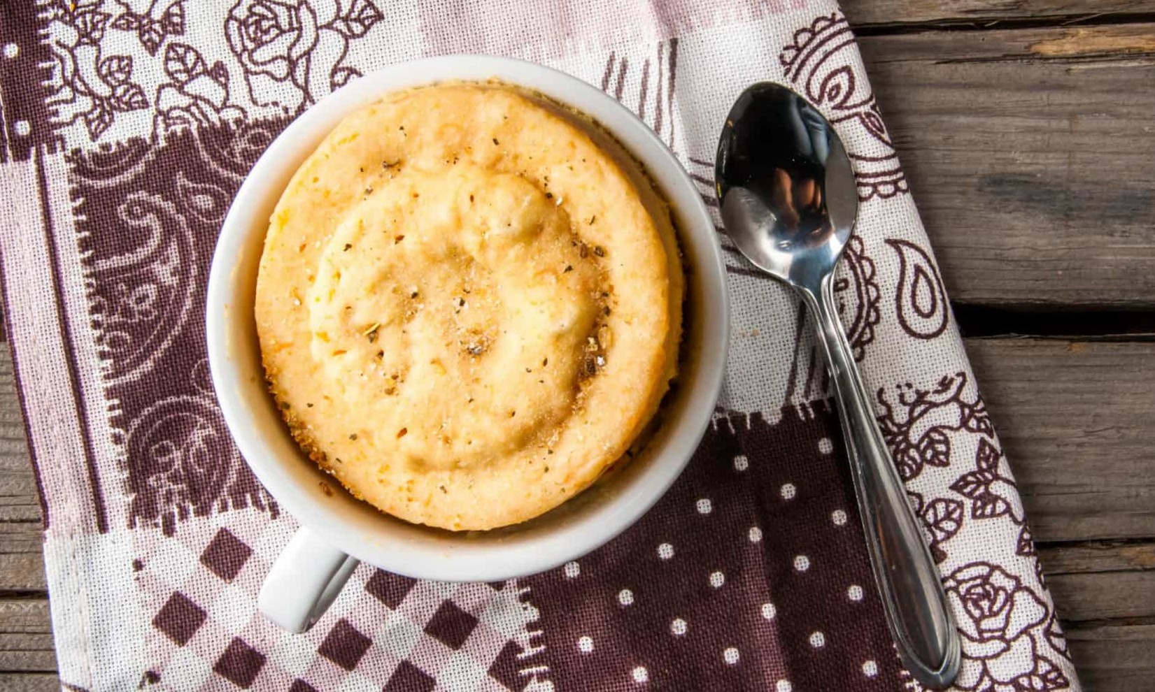 Fácil, simples e muito gostoso: aprenda a fazer bolo de laranja na caneca