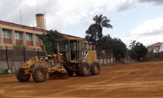 Campos em quatro bairros de Franca recebem manutenção pela Prefeitura