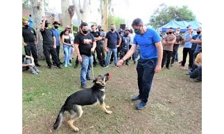 Agentes penitenciários participam de curso de adestramento de cães