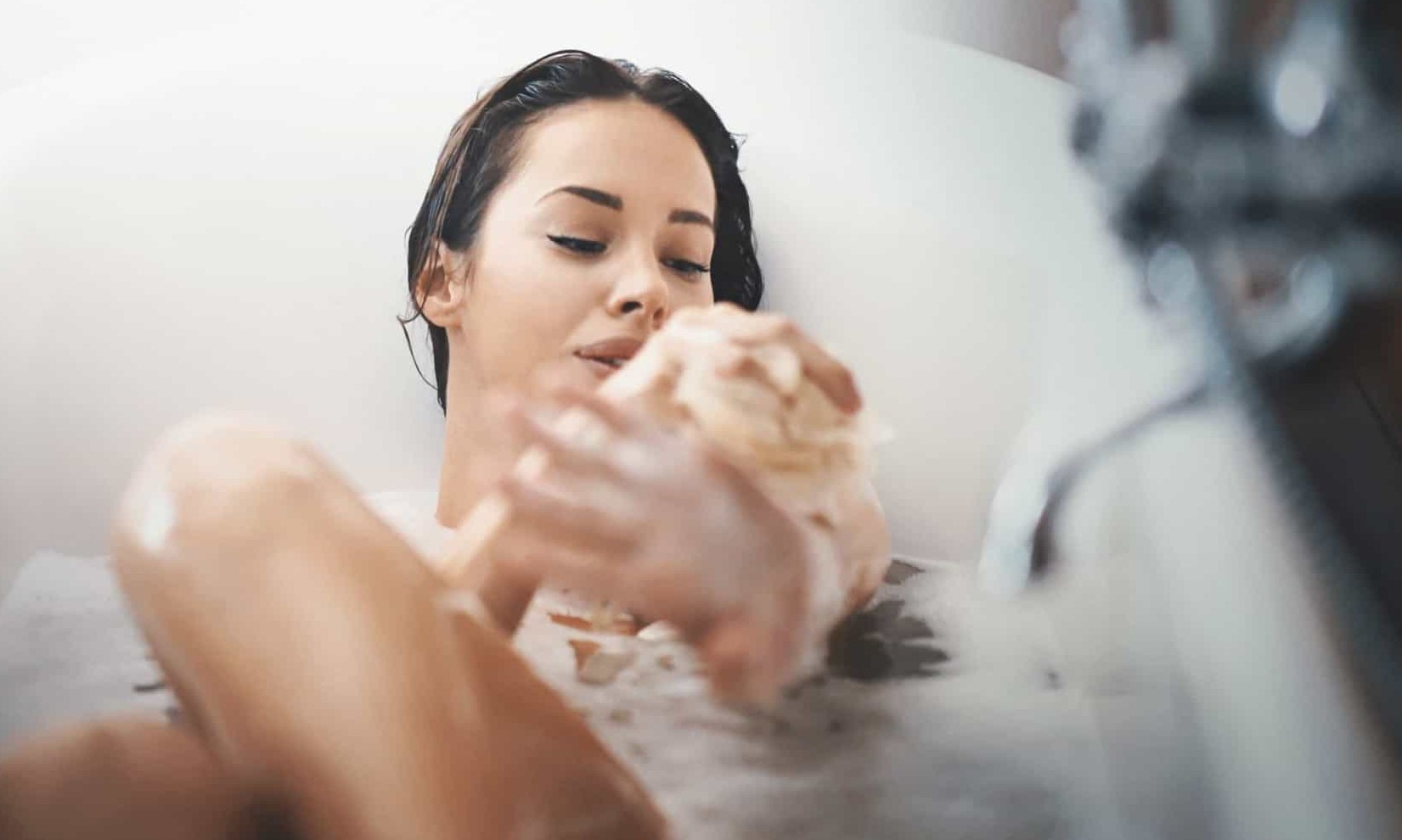Quer ter a pele hidratada? Prepare um banho relaxante com camomila