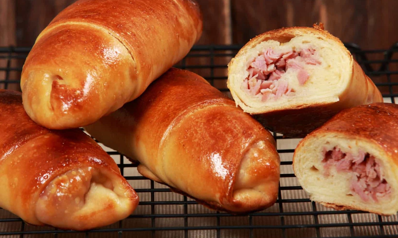 Aprenda a fazer pãozinho caseiro com recheio de presunto e queijo