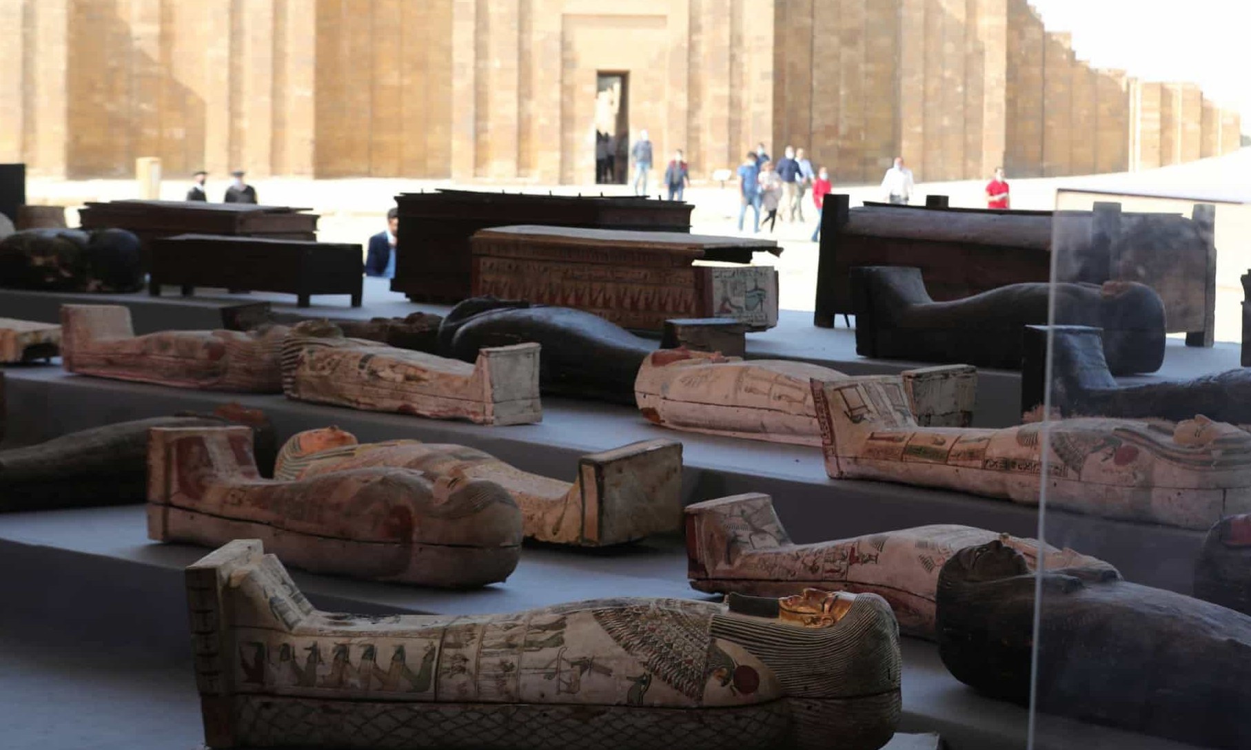 Cem sarcófagos com mais de 2.500 anos são descobertos no Egito