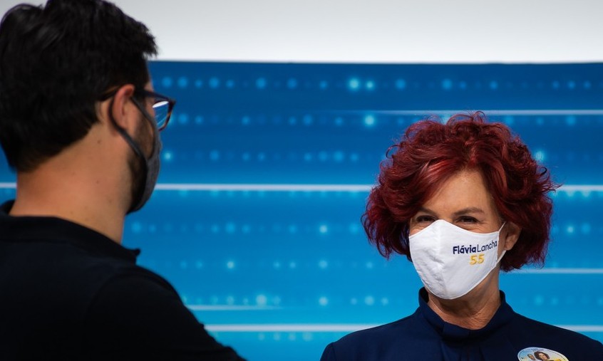Médico afasta Flávia Lancha de debates por suspeita de Covid 19. Veja