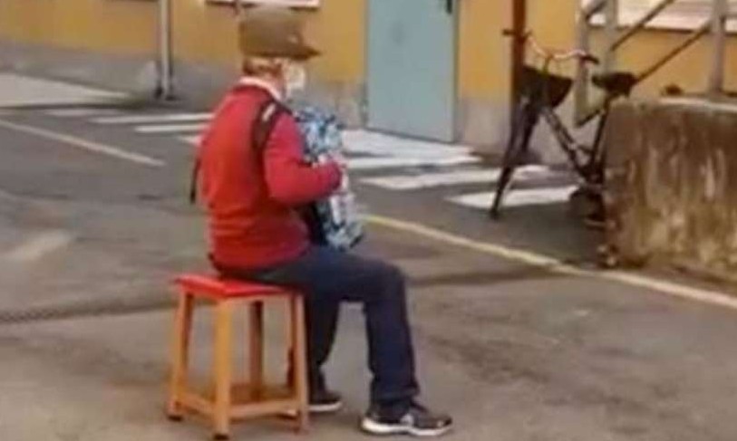 Isso que é amor: homem de 81 anos faz serenata para a mulher internada