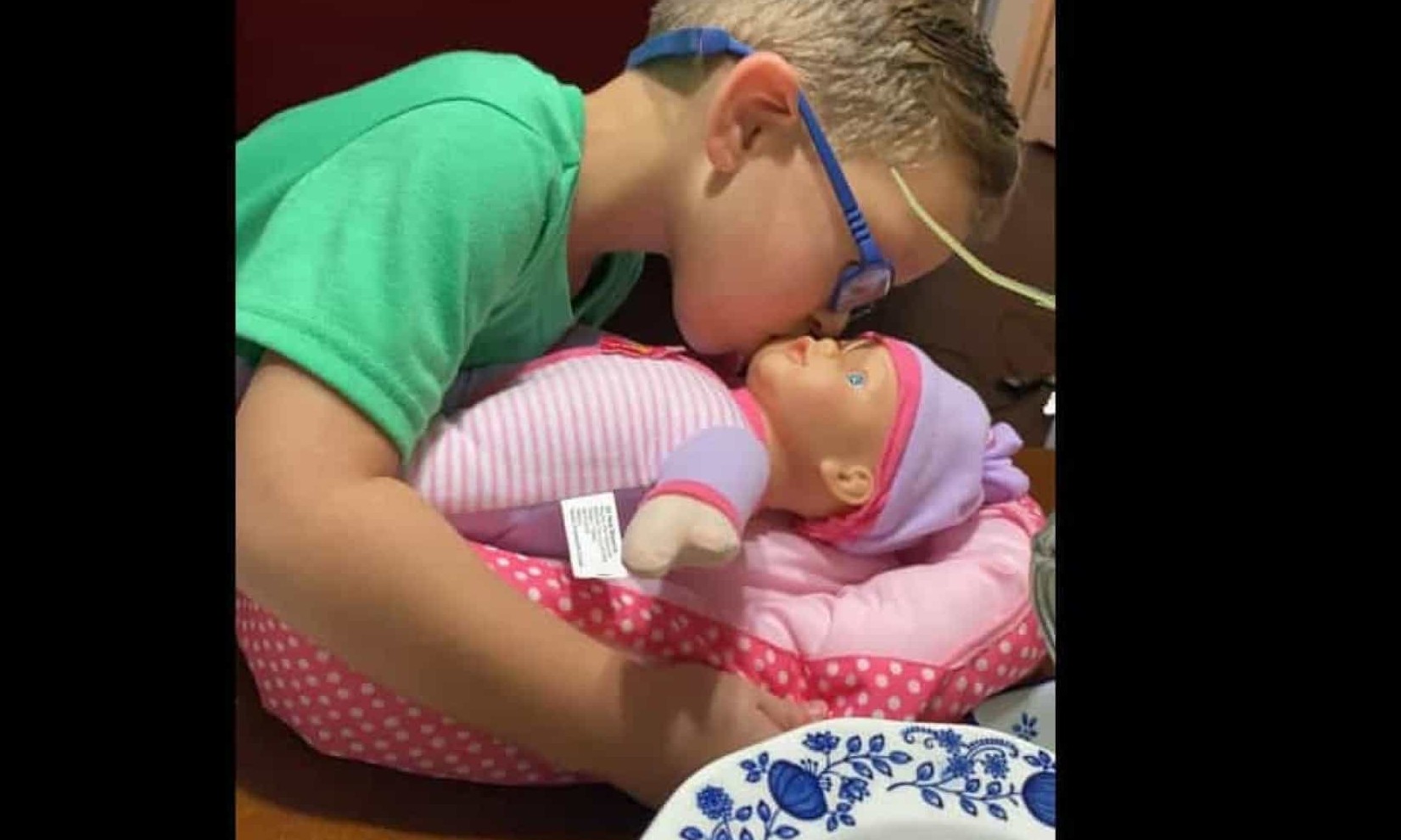 Menino pede boneca para poder treinar e ser ‘um grande pai, como o dele’