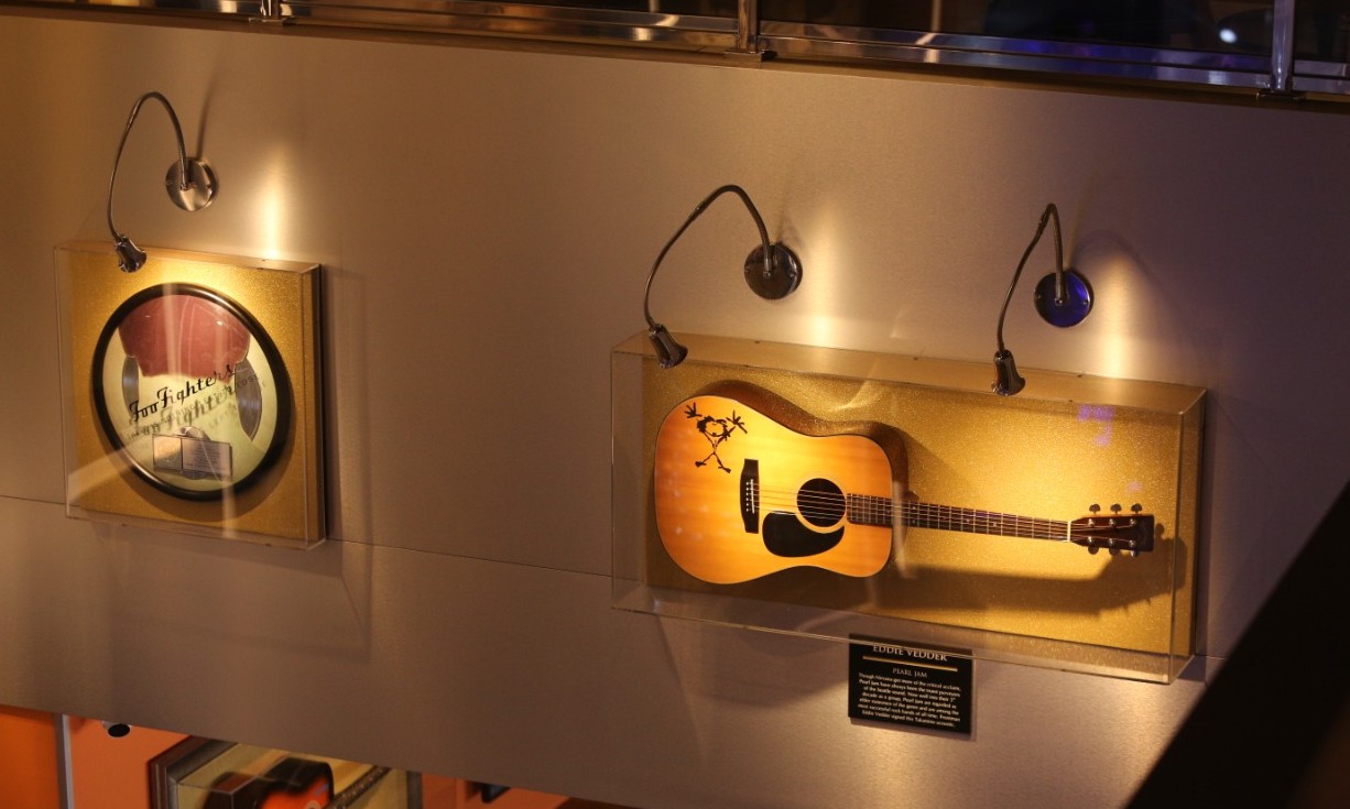 Hard Rock Cafe Ribeirão Preto traz objetos icônicos de artistas em exposição