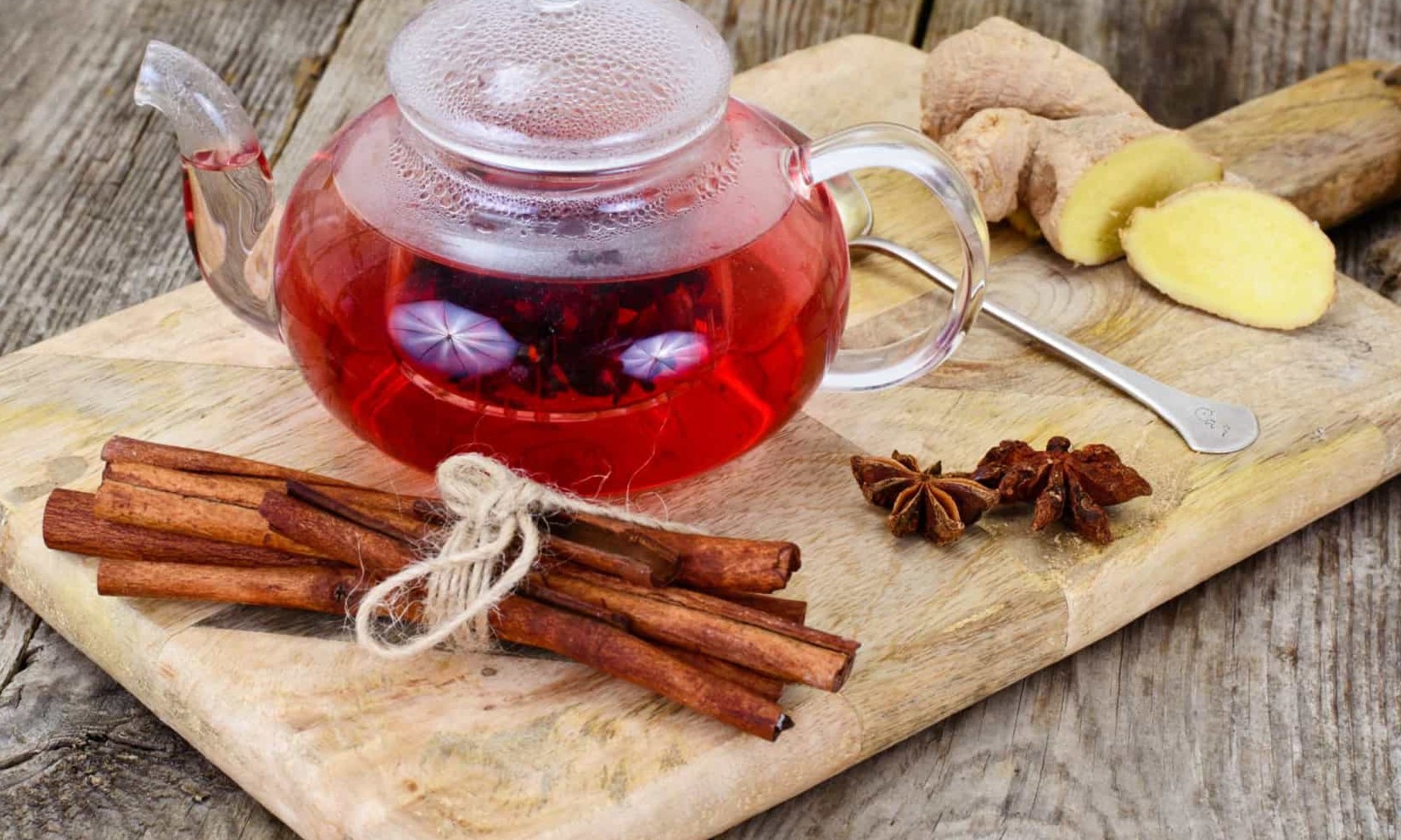 Conheça o chá de hibisco com gengibre e mel que acelera o metabolismo