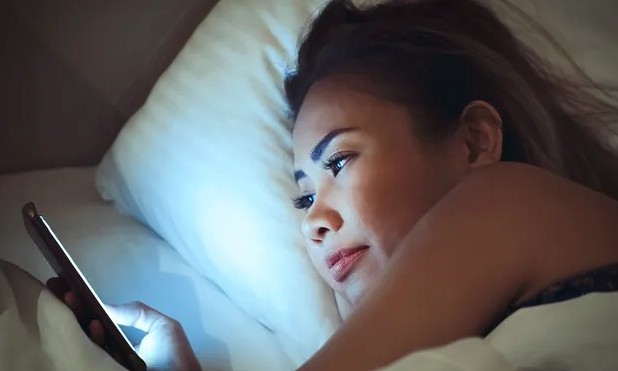 Tempo no celular está ligado à impulsividade como vício em drogas e jogos